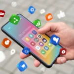 Un usuario sostiene un teléfono inteligente con íconos de aplicaciones de redes sociales flotando alrededor, representando la interacción digital y la conectividad en línea.